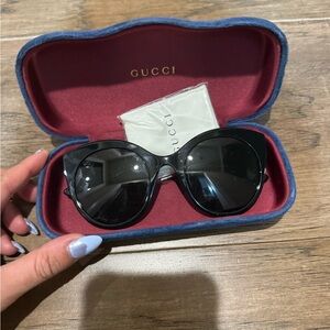 Gucci Elegant Black Sunglasses
